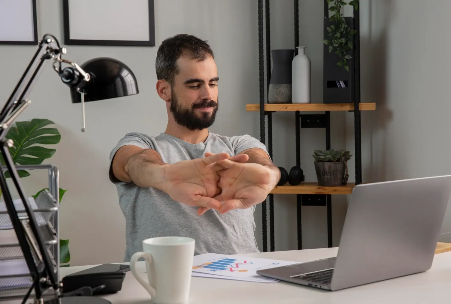 Siéntete mejor trabajando ahora: consejos sobre la postura, descansos programados y sonido ambiental para una concentración profunda